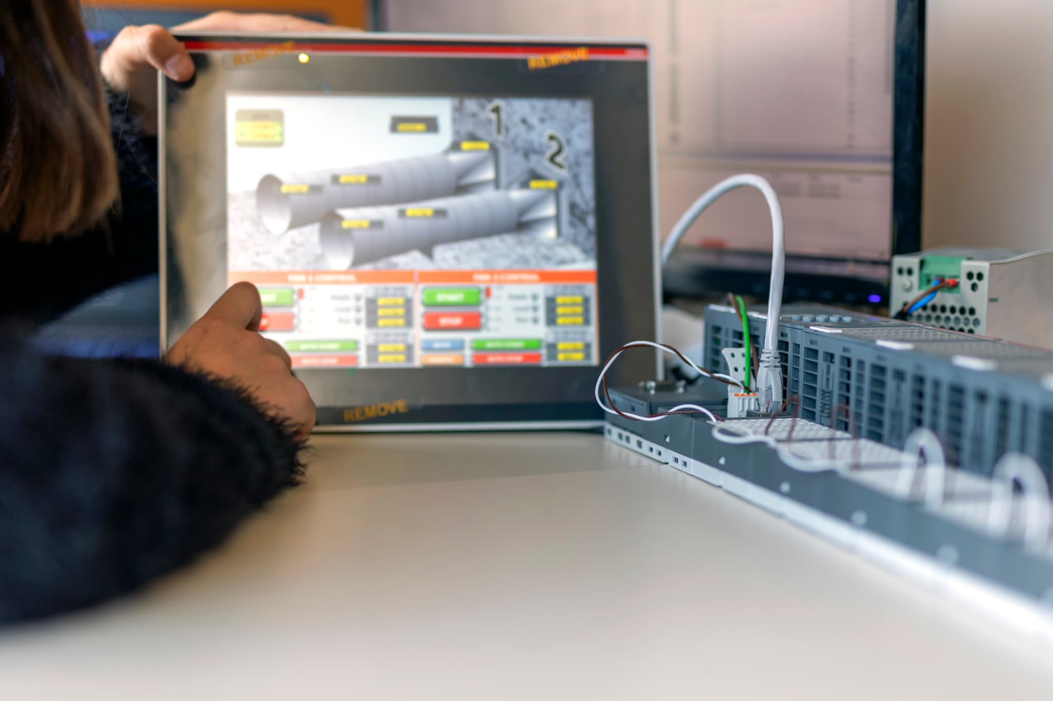 PLCにおけるデータ収集の方法を解説！導入手順とコスト削減のポイントも